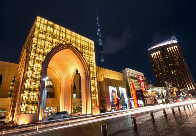 Promenenáda pred nákupným strediskom The Dubai Mall v Dubaji