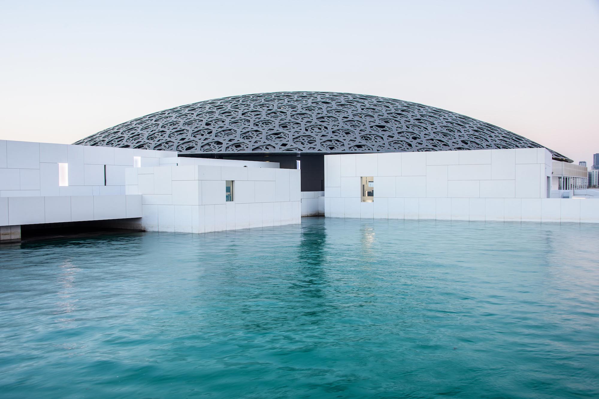  Netradičná architektúra múzea Louvre Abu Dhabi je
pre mnohých nezabudnuteľným zážitkom.